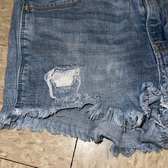 Hollister Distressed Denim High Rise Short-Short in Medium Indigo size 1 (25w) - Picture 5 of 16